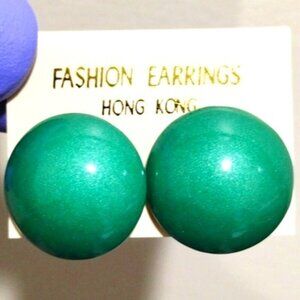 Retro 1980s Green Enameled Metal Dome Stud Earrings – Stylish Women's Jewelry